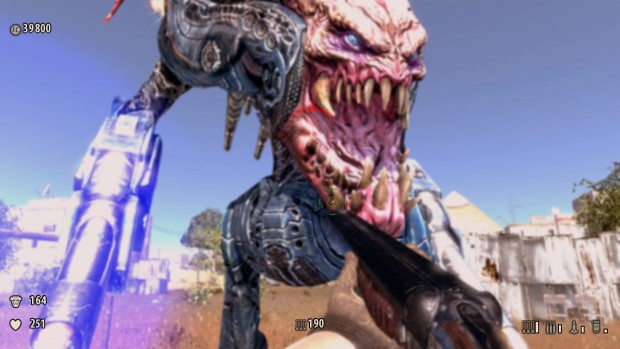 Ein hämisch grinsender Biomechanoid trifft Sam mit der Laserwaffe.